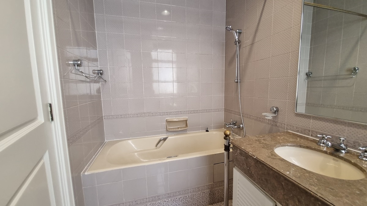 Leonie Condotel Singapore Luxury Apartments Bathroom