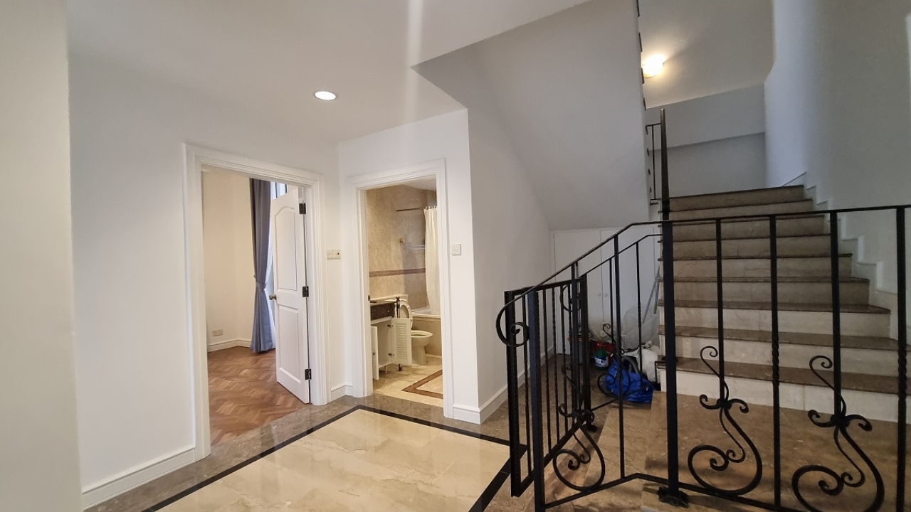 Leonie Condotel Singapore Luxury Apartments Stairs