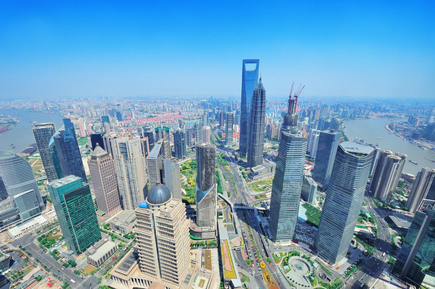 Modern Singapore skyline showcasing global financial hub and luxury real estate market