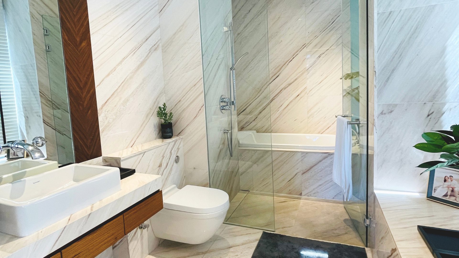 Nouvel 18 Singapore luxury apartments bathroom